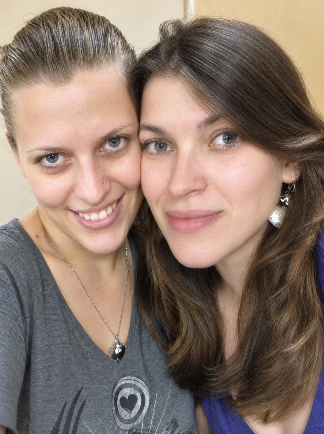 Vivi e Carol, rosto colado numa selfie antiga, anos antes da Casa Morada