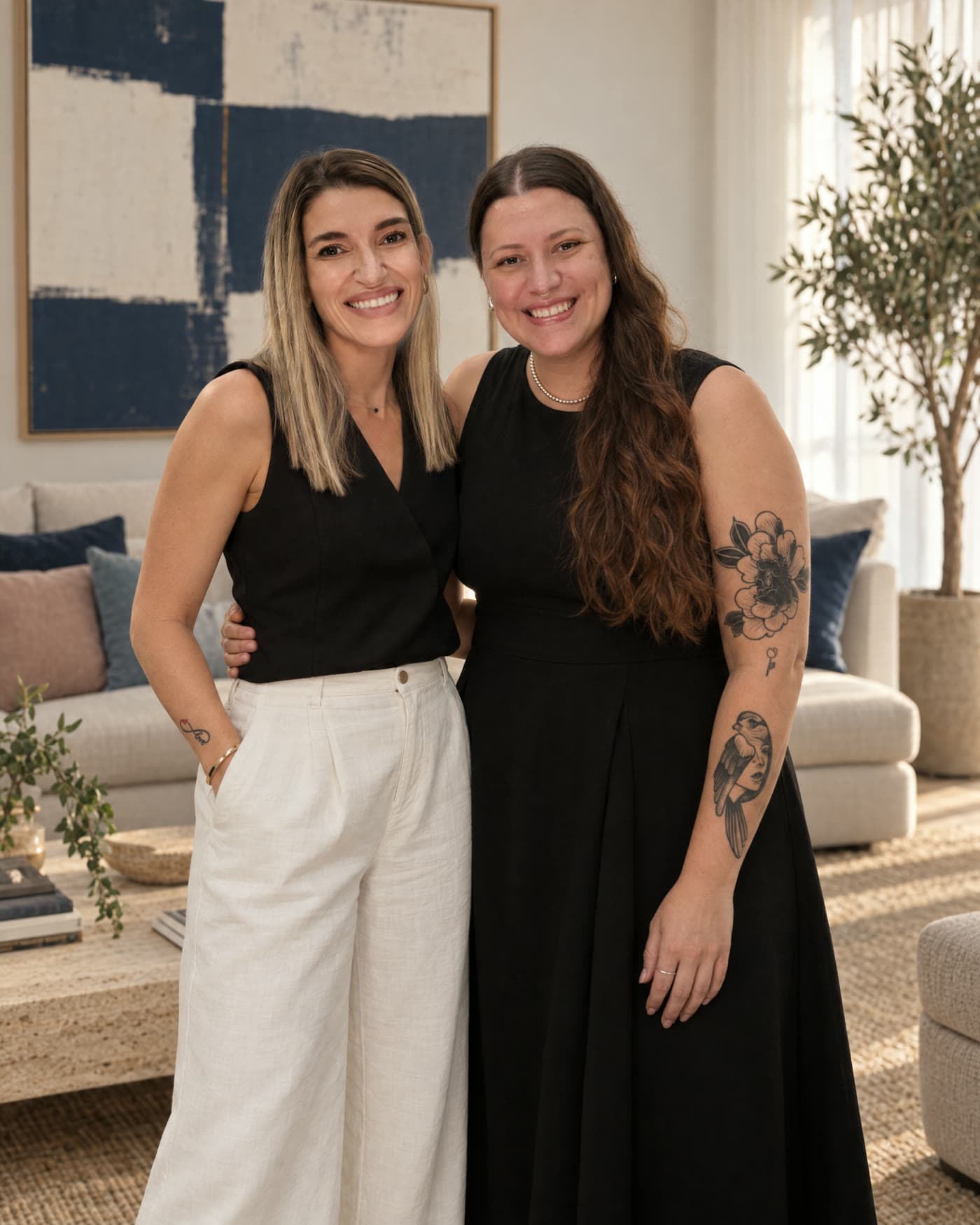 Vivi (à esquerda) e Carol, abraçadas e sorrindo, numa sala decorada